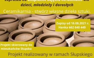 surowe gliniane garnki ustawione w szeregu napisy zapraszające na bezpłatne zajęcia ceramiczne tak jak w tekście